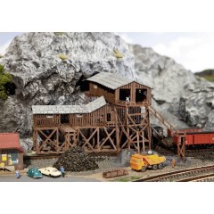 N vecchia costruzione in legno per miniera di carbone, con zone di carico/scarico, kit da montare